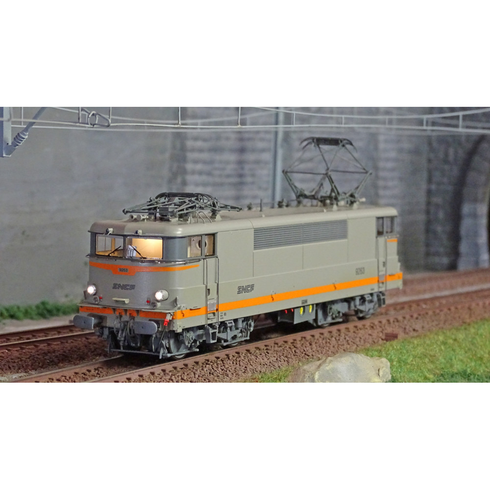 Ree Modeles MB085.S Locomotive électrique BB 9263, Béton, logo nouille, bande Chamois, Paris-SO, sonore, panthos motorisés Ree M Ree Modeles MB085.S Locomotive électrique BB 9263, Béton, logo nouille, bande Chamois, Paris-SO, sonore, panthos motorisés Ree M