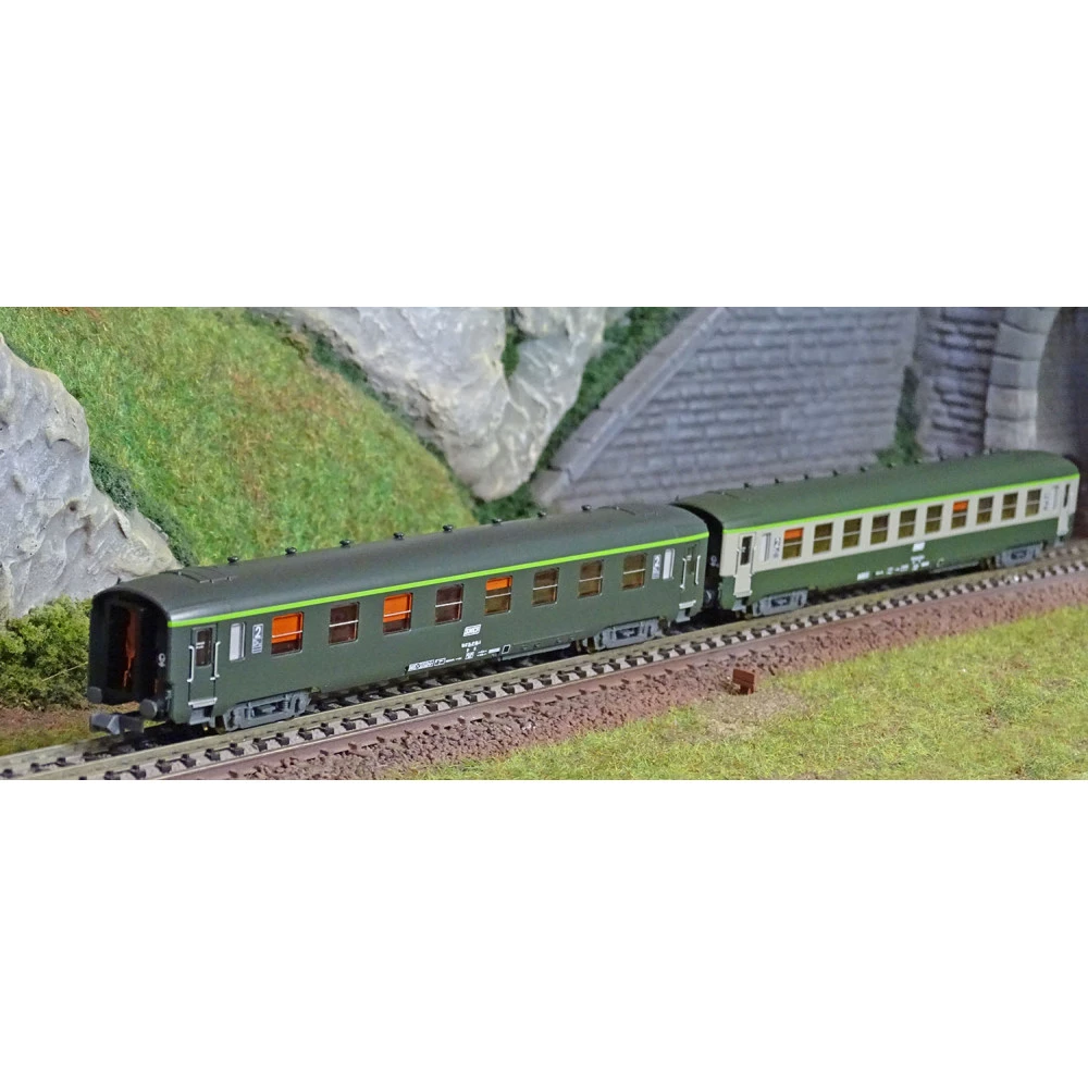 REE Modeles NW277 Set de 2 voitures voyageurs DEV AO, SNCF, B8 et B10, gris/vert, logo encadré blanc, cartouche corail, ep.IV-V REE Modeles NW277 Set de 2 voitures voyageurs DEV AO, SNCF, B8 et B10, gris/vert, logo encadré blanc, cartouche corail, ep.IV-V