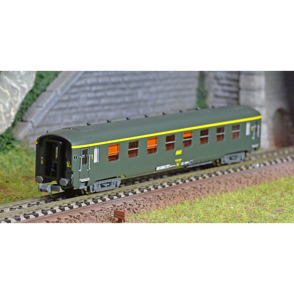 REE Modeles NW285 Voiture voyageurs DEV AO, SNCF, A8, logo jaune encadré, ep.IV, N - 1/160 Ree Modeles NW-285 - 1