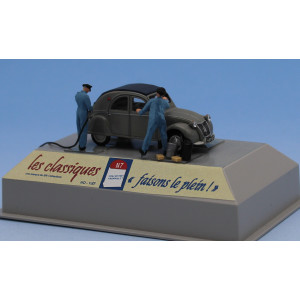 SAI 1912 Citroën 2 CV AZLP gris capote fermée bleue avec 2 pompistes et accessoires Sai Sai_1912 - 1