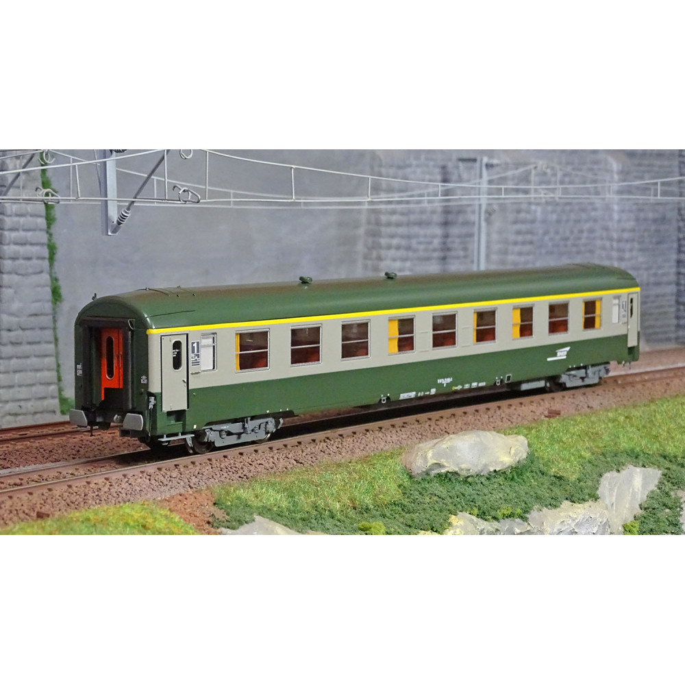 Ree Modeles VB306 Voiture voyageurs UIC A9, vert 302/gris 804, logo casquette, SNCF Ree Modeles VB-306 - 1 Ree Modeles VB306 Voiture voyageurs UIC A9, vert 302/gris 804, logo casquette, SNCF Ree Modeles VB-306 - 1