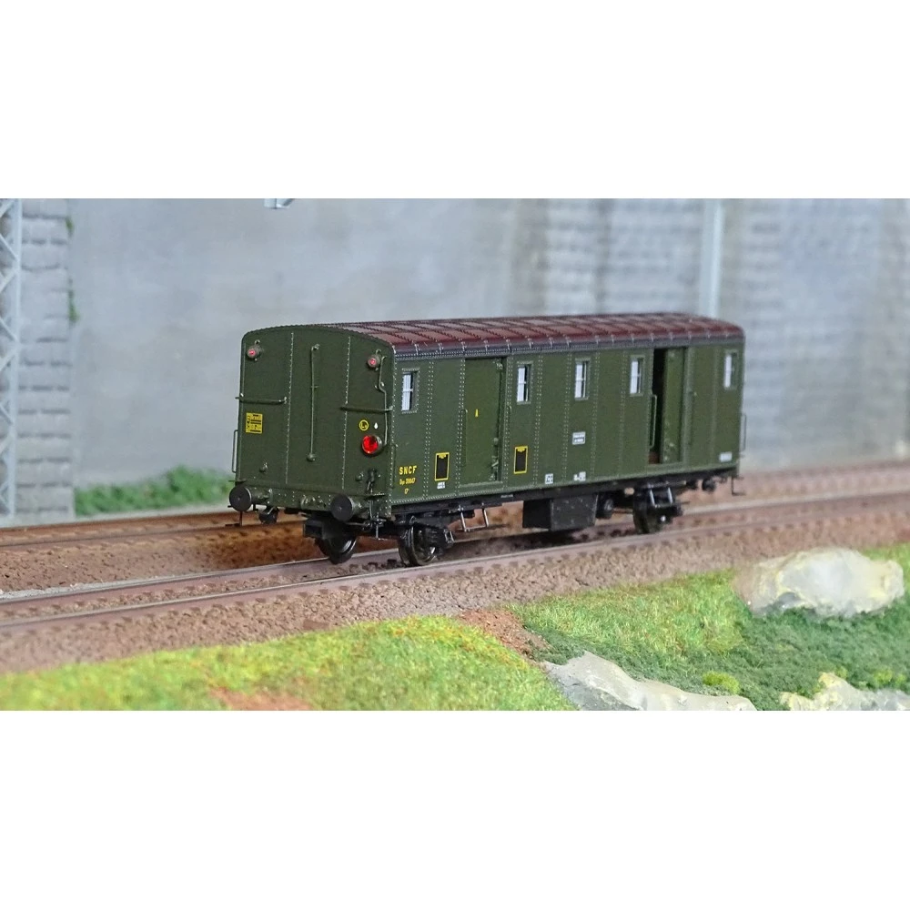 Ree Modeles VB 112 Voiture fourgon OCEM 30, toit noir, ex-ETAT, SNCF, BATTIGNOLES, feux Ree Modeles VB-112 - 1 Ree Modeles VB 112 Voiture fourgon OCEM 30, toit noir, ex-ETAT, SNCF, BATTIGNOLES, feux Ree Modeles VB-112 - 1