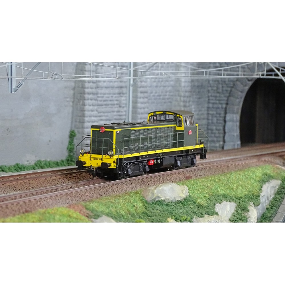 R37 HO41103 Locomotive diesel 040 DE 608, SNCF, livrée verte et bandes jaunes, dépôt Caen Rail 37 - R37 R37_HO41103 - 1