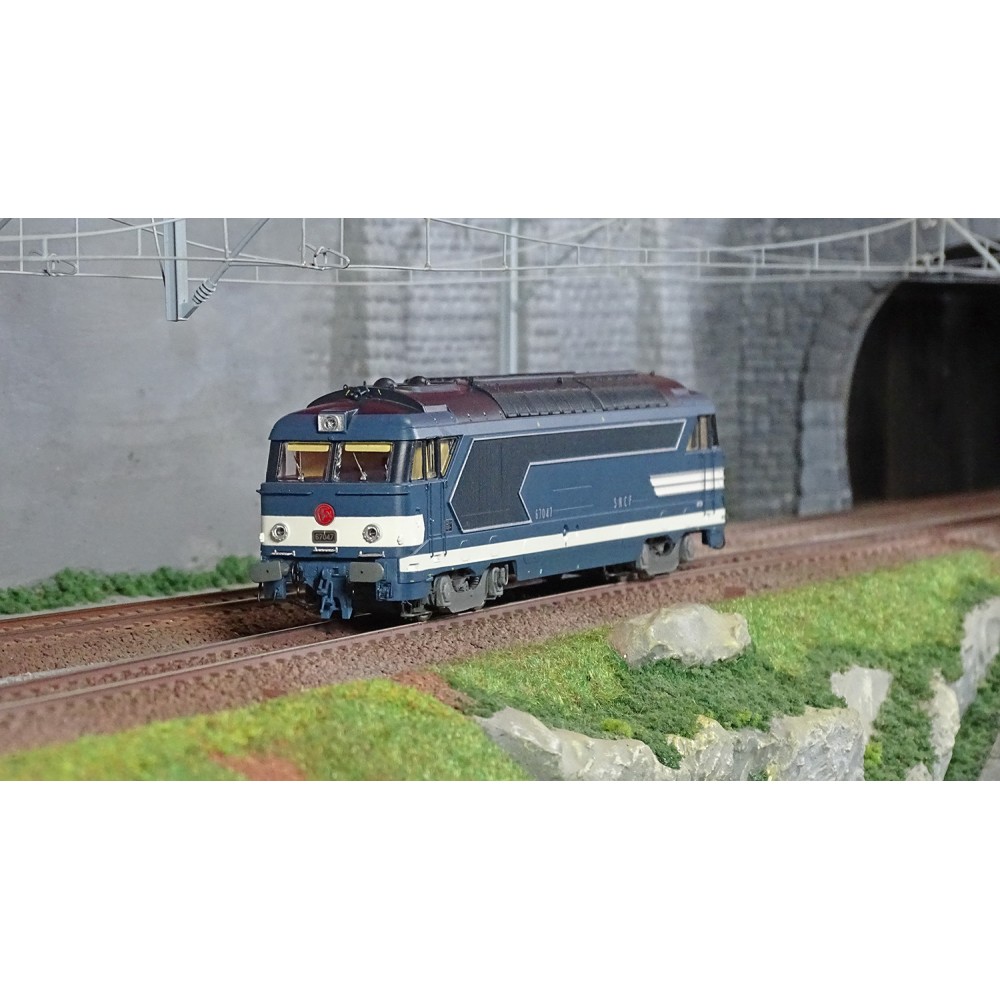Ree Modeles MB150.S Locomotive diesel BB 67047, Livrée Bleue, plaque Mistral, SNCF, dépôt Nimes, digital sonore, fumée Ree Model