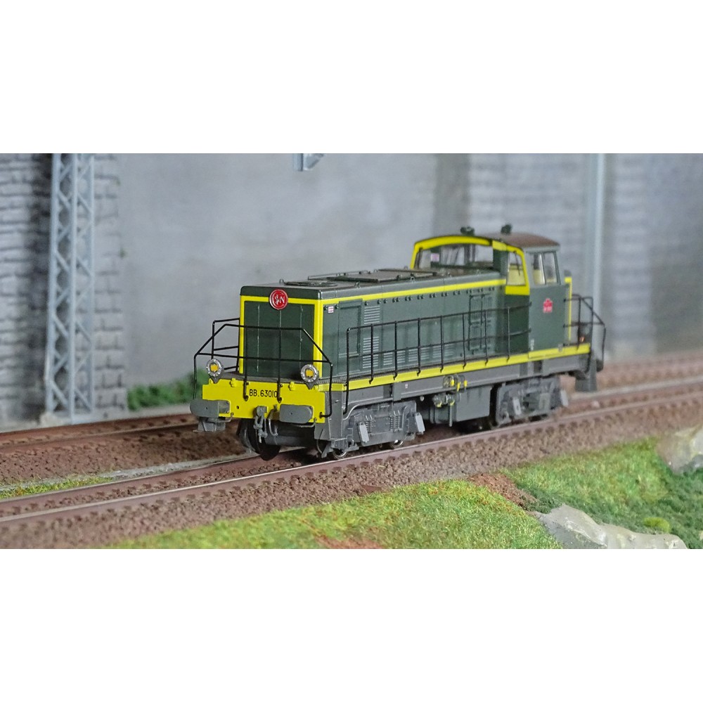Ree Access JM014S Locomotive diesel BB 63010, Livrée vert 301, plaques en relief, SNCF, digitale sonore Ree Modeles JM-014.S - 1 Ree Access JM014S Locomotive diesel BB 63010, Livrée vert 301, plaques en relief, SNCF, digitale sonore Ree Modeles JM-014.S - 1