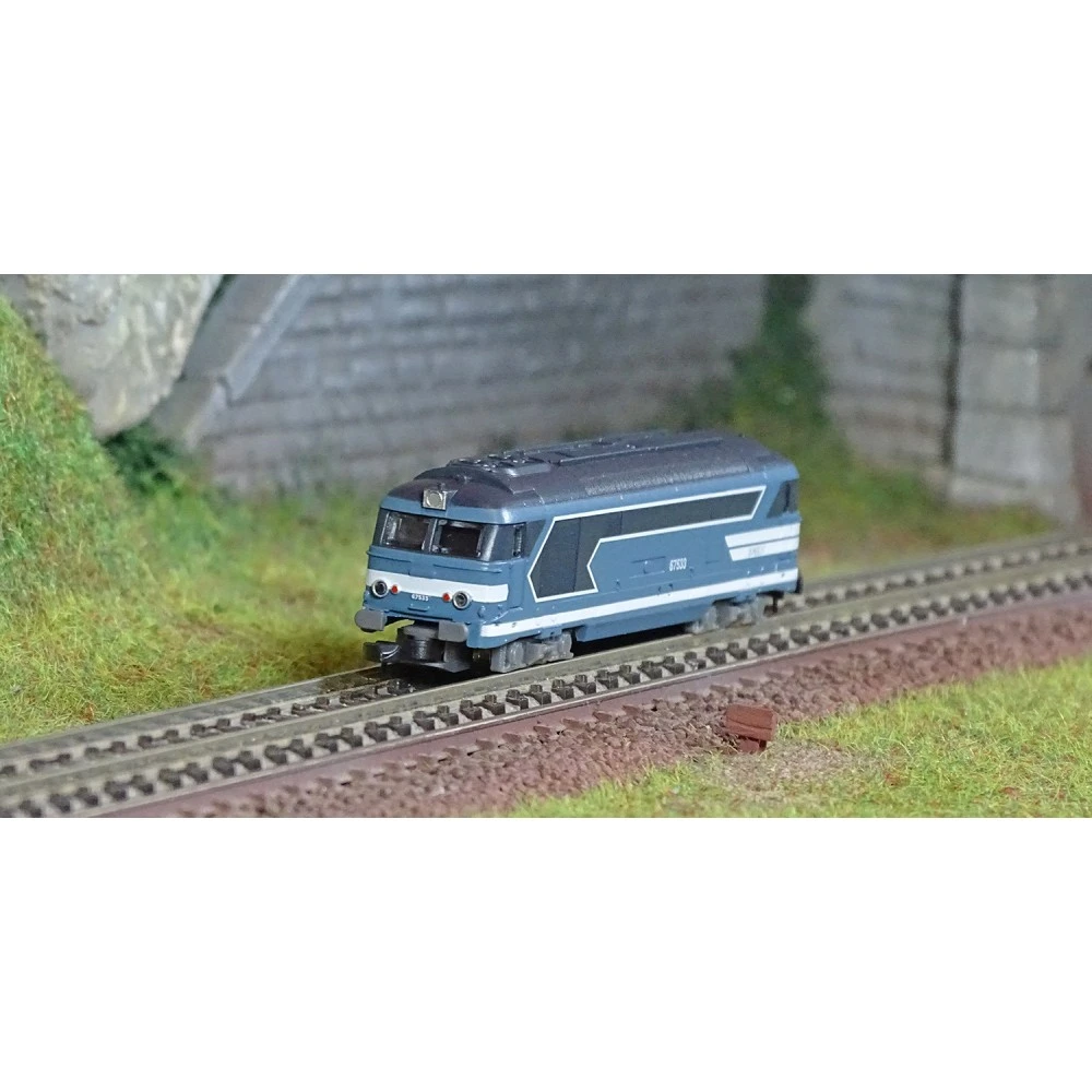 Azar L01-BL4D Locomotive diesel BB 67411, SNCF, livrée bleue, logo nouille, digitale, échelle Z AZAR Models AZAR_L01-BL4D - 1 Azar L01-BL4D Locomotive diesel BB 67411, SNCF, livrée bleue, logo nouille, digitale, échelle Z AZAR Models AZAR_L01-BL4D - 1