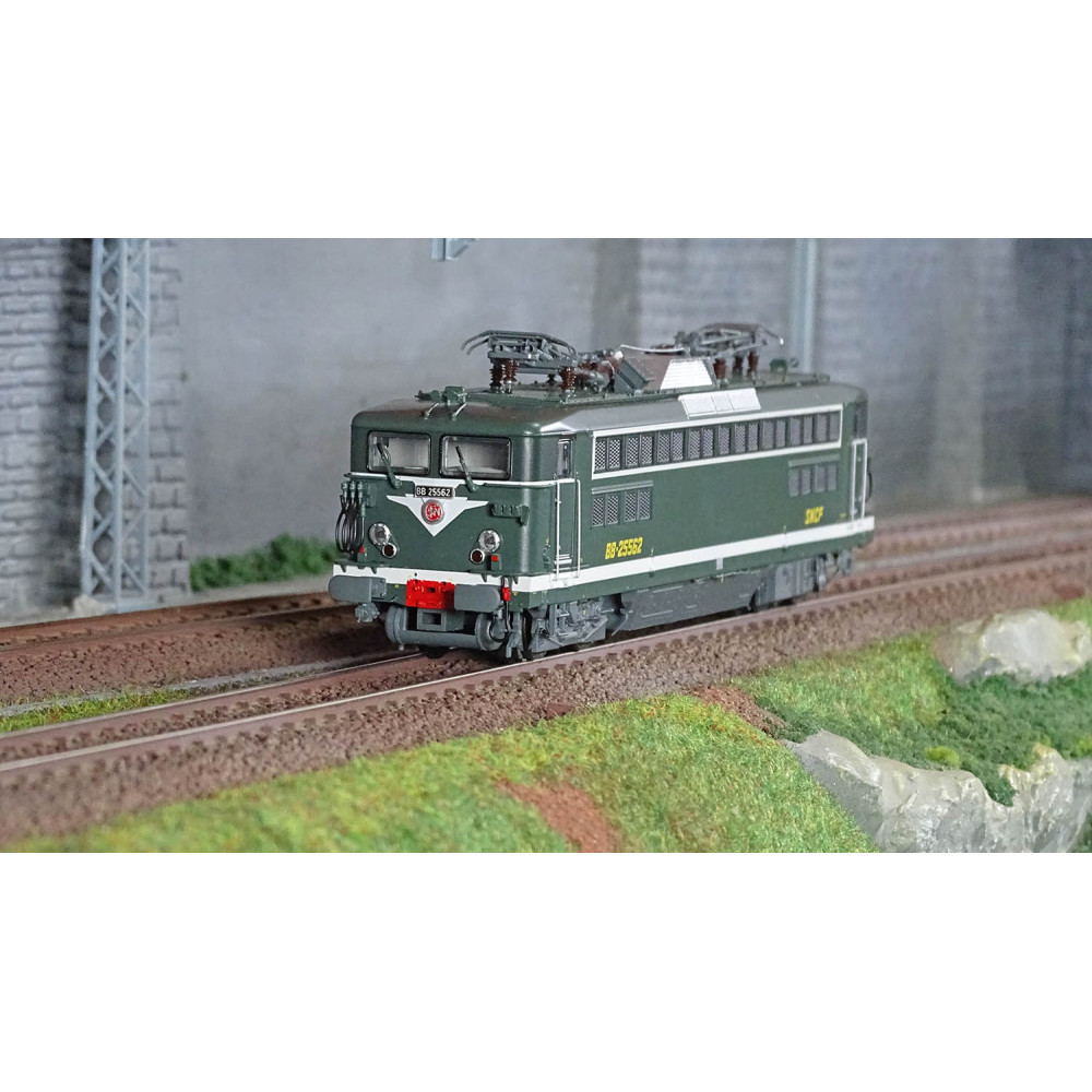 R37 HO41086 Locomotive électrique BB 25562, SNCF, verte, tampons SAGEM, Montrouge Rail 37 - R37 R37_HO41086 - 1 R37 HO41086 Locomotive électrique BB 25562, SNCF, verte, tampons SAGEM, Montrouge Rail 37 - R37 R37_HO41086 - 1
