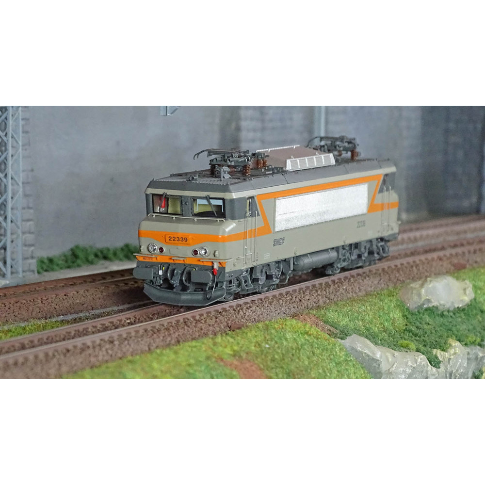 Ls Models 11107 Locomotive électrique BB 22344 SNCF, gris béton/orange, logo Nouille, Marseille Ls models Lsm_11107 - 1 Ls Models 11107 Locomotive électrique BB 22344 SNCF, gris béton/orange, logo Nouille, Marseille Ls models Lsm_11107 - 1