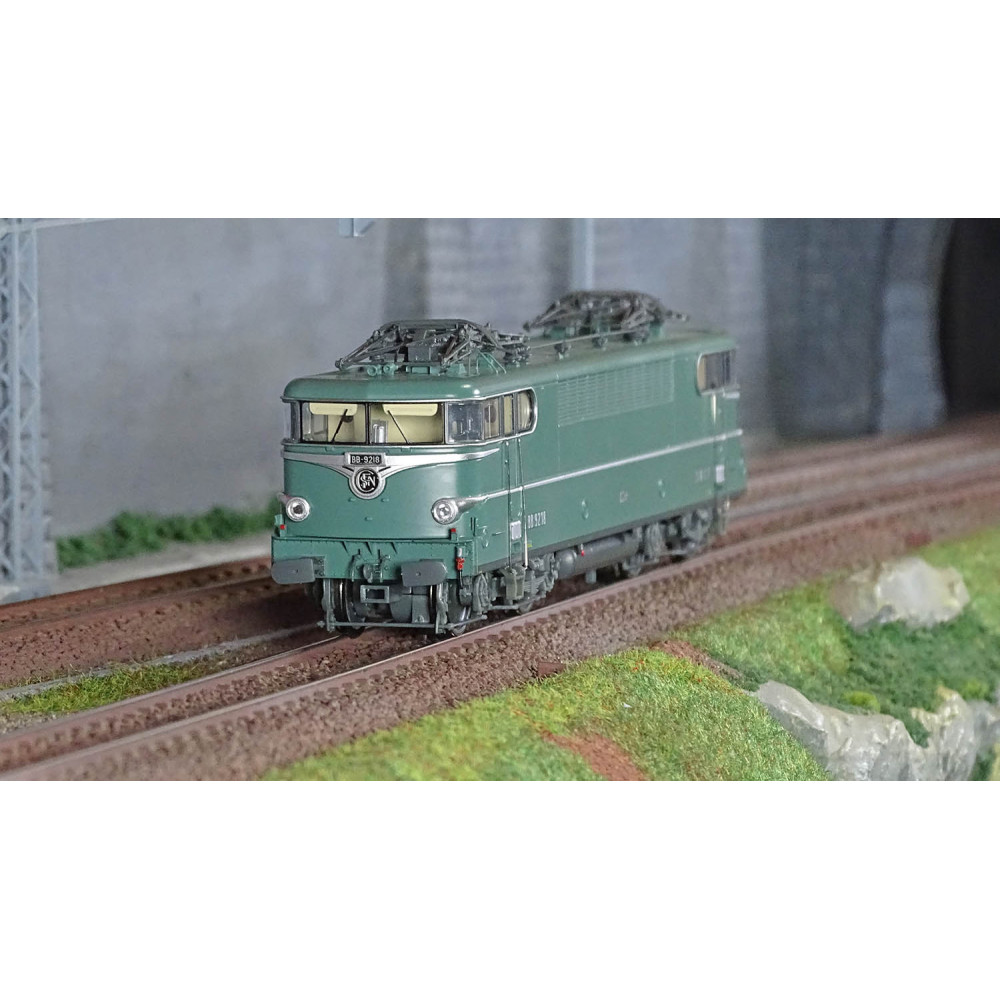 Ree Modeles MB203 Locomotive électrique BB 9218, Verte, sans jupes, sans feux rouge, BORDEAUX Ree Modeles MB-203 - 1 Ree Modeles MB203 Locomotive électrique BB 9218, Verte, sans jupes, sans feux rouge, BORDEAUX Ree Modeles MB-203 - 1