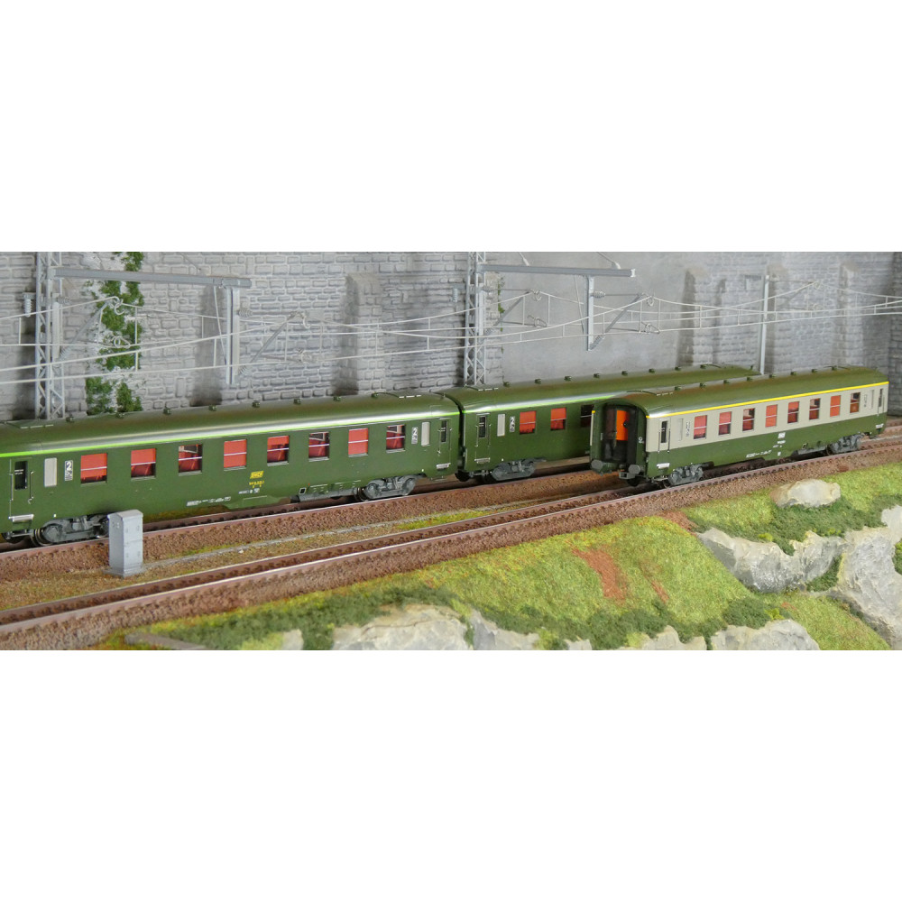 Ree Modeles VB396 Set de 3 voitures voyageurs DEV AO courtes, SNCF, A7x ex B8 / 2x B8 ex-A8, vert 302, ep.IV-V Ree Modeles VB-39 Ree Modeles VB396 Set de 3 voitures voyageurs DEV AO courtes, SNCF, A7x ex B8 / 2x B8 ex-A8, vert 302, ep.IV-V Ree Modeles VB-39