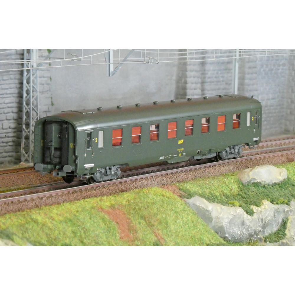 Ree Modeles VB395 Voiture voyageurs DEV AO courte, SNCF, B8 ex-A8 U53, vert 301, ep.IV Ree Modeles VB-395 - 1 Ree Modeles VB395 Voiture voyageurs DEV AO courte, SNCF, B8 ex-A8 U53, vert 301, ep.IV Ree Modeles VB-395 - 1