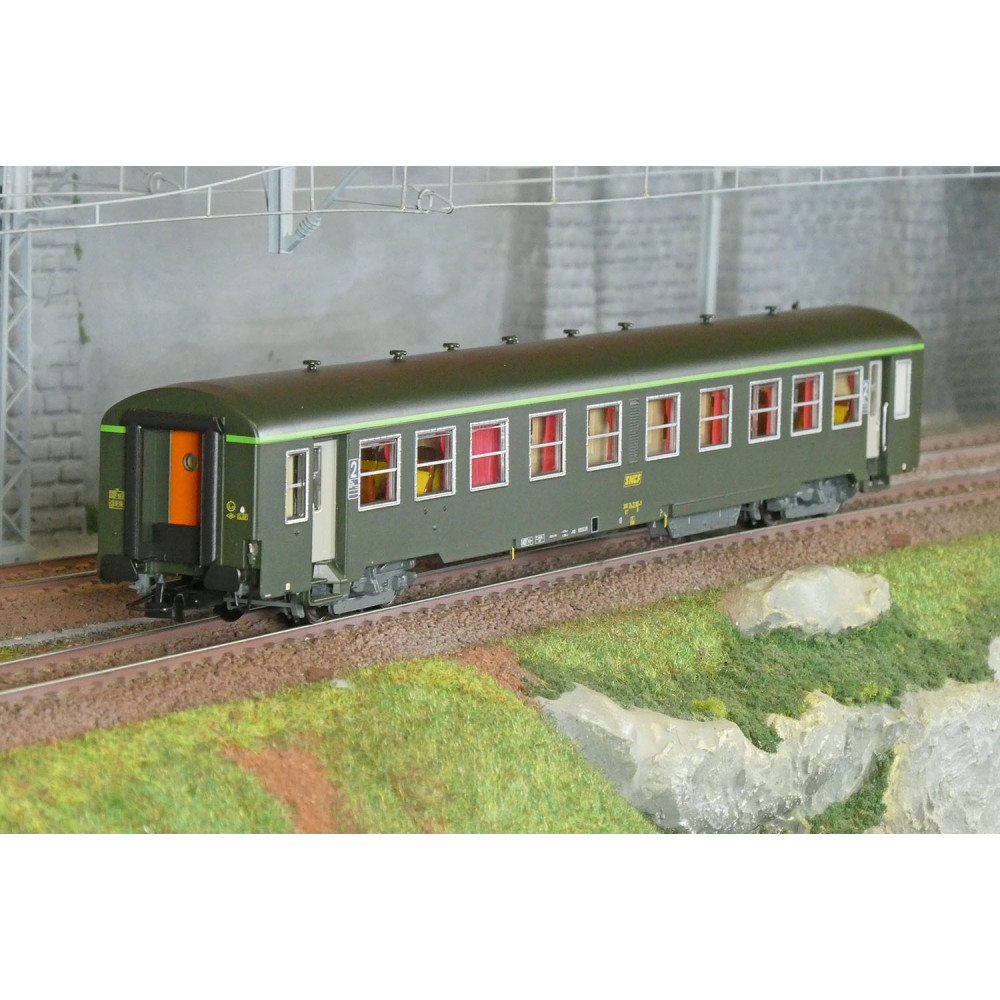 R37 HO42523 Voiture voyageurs USI, B4t4, bogies Y24, Sotteville, éclairée Rail 37 - R37 R37_HO42523 - 1