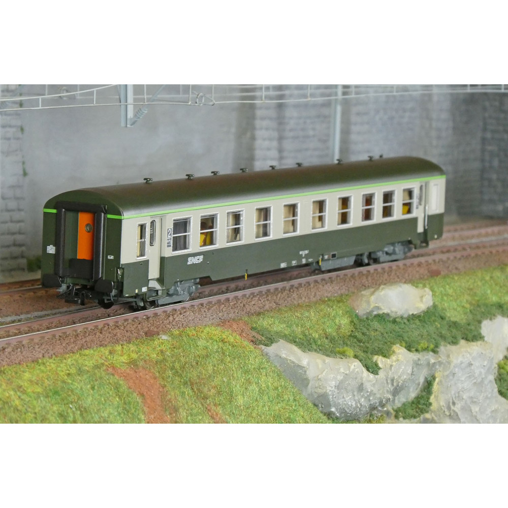 R37 HO42524 Voiture voyageurs USI, B4t4, bogies Y24, Chambéry, éclairée Rail 37 - R37 R37_HO42524 - 1