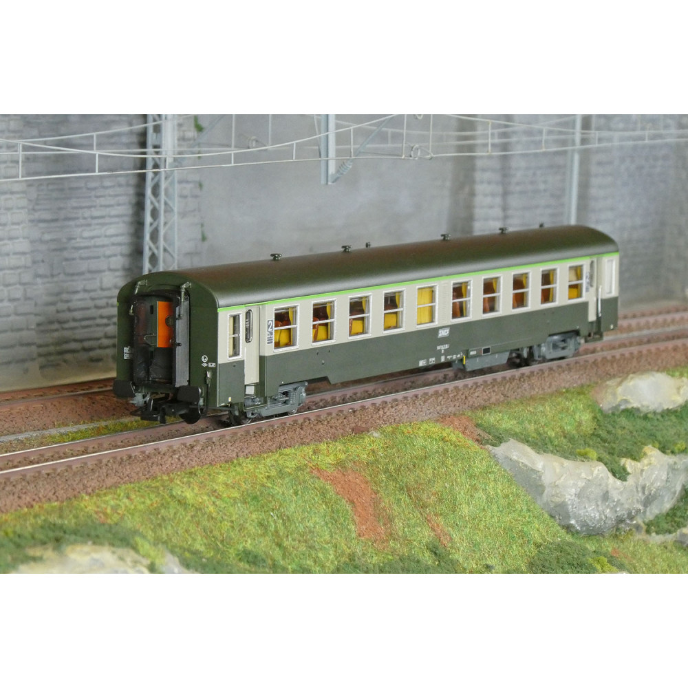 R37 HO42502 Voiture voyageurs USI, B10t, bogies Y16, soufflets, Clermont, éclairée Rail 37 - R37 R37_HO42502 - 1