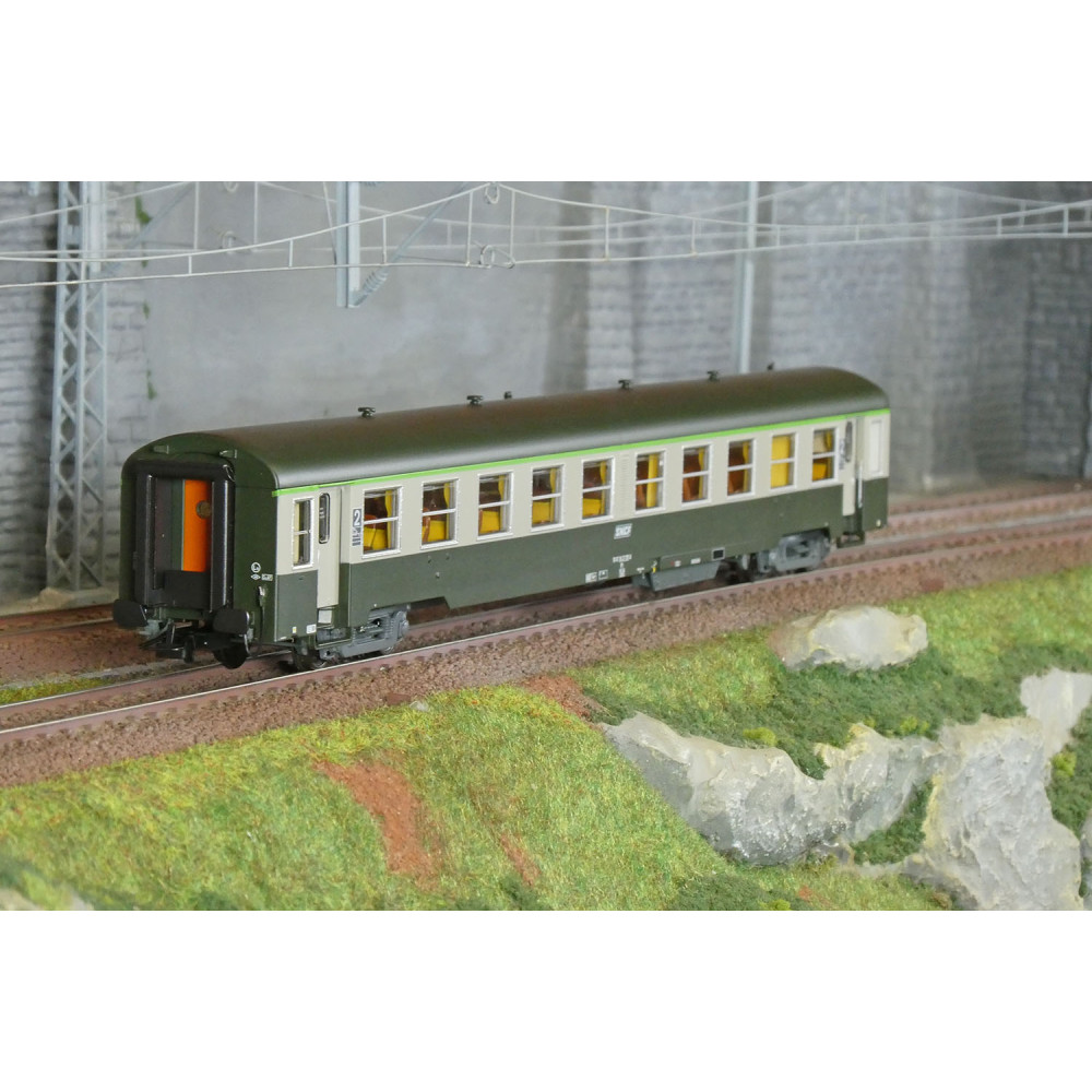 R37 HO42503 Voiture voyageurs USI, B10t, bogies Y16, Inter-circulation UIC, Dijon, éclairée Rail 37 - R37 R37_HO42503 - 1