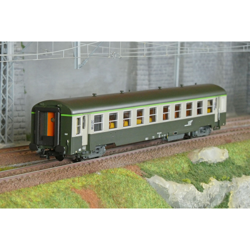 R37 HO42505 Voiture voyageurs USI, B10t, bogies Y16, Inter-circulation UIC, Chambéry, éclairée Rail 37 - R37 R37_HO42505 - 1