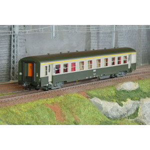 R37 HO42520 Voiture voyageurs USI, A4t4, bogies Y24, Sotteville, éclairée Rail 37 - R37 R37_HO42520 - 1