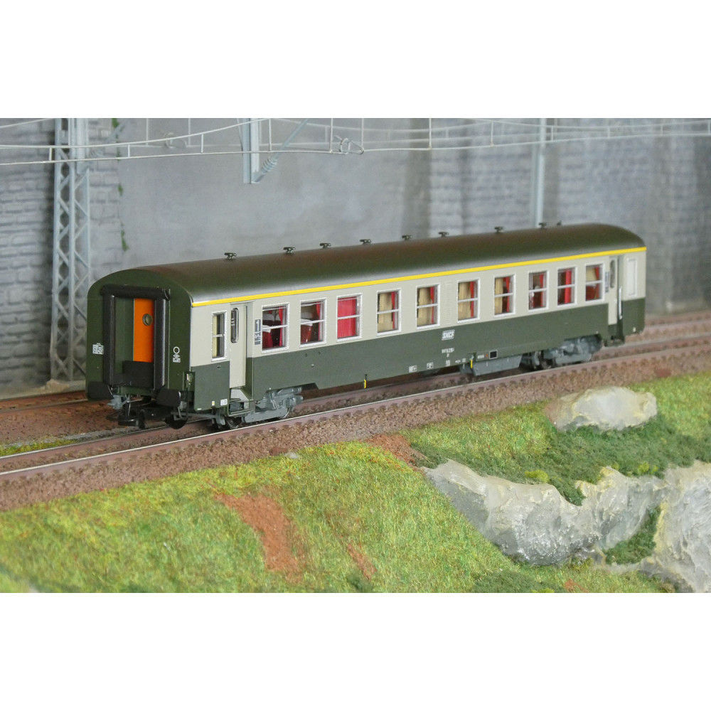 R37 HO42520 Voiture voyageurs USI, A4t4, bogies Y24, Sotteville, éclairée Rail 37 - R37 R37_HO42520 - 1