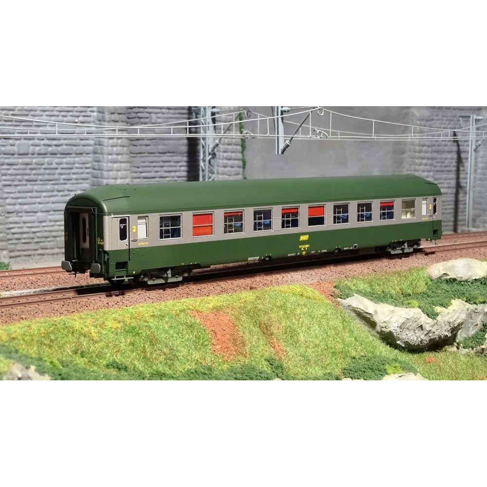 Ree Modeles VB222 Voiture voyageurs UIC couchettes, B9c9, vert/alu, toit haut Ree Modeles VB222 Voiture voyageurs UIC couchettes, B9c9, vert/alu, toit haut