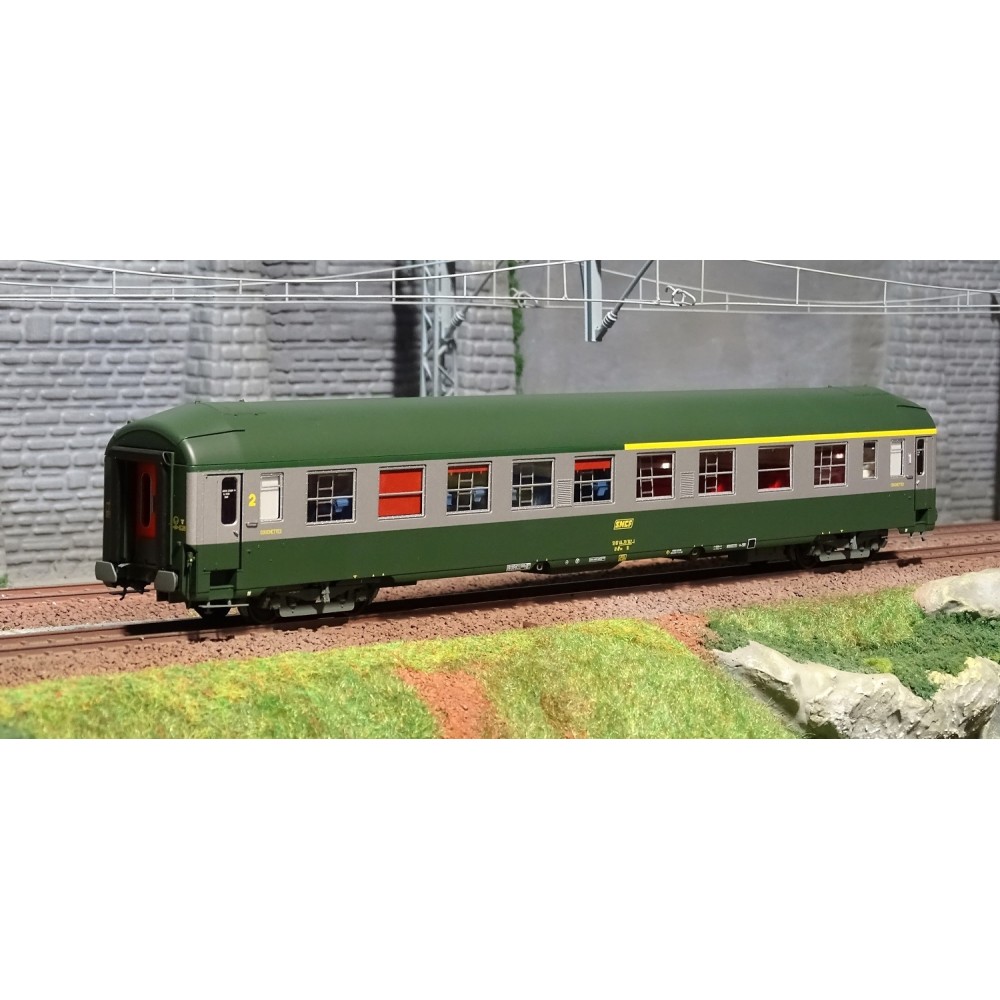Ree Modeles VB223 Voiture voyageurs UIC couchettes, A4B5, vert/alu, toit haut Ree Modeles VB223 Voiture voyageurs UIC couchettes, A4B5, vert/alu, toit haut