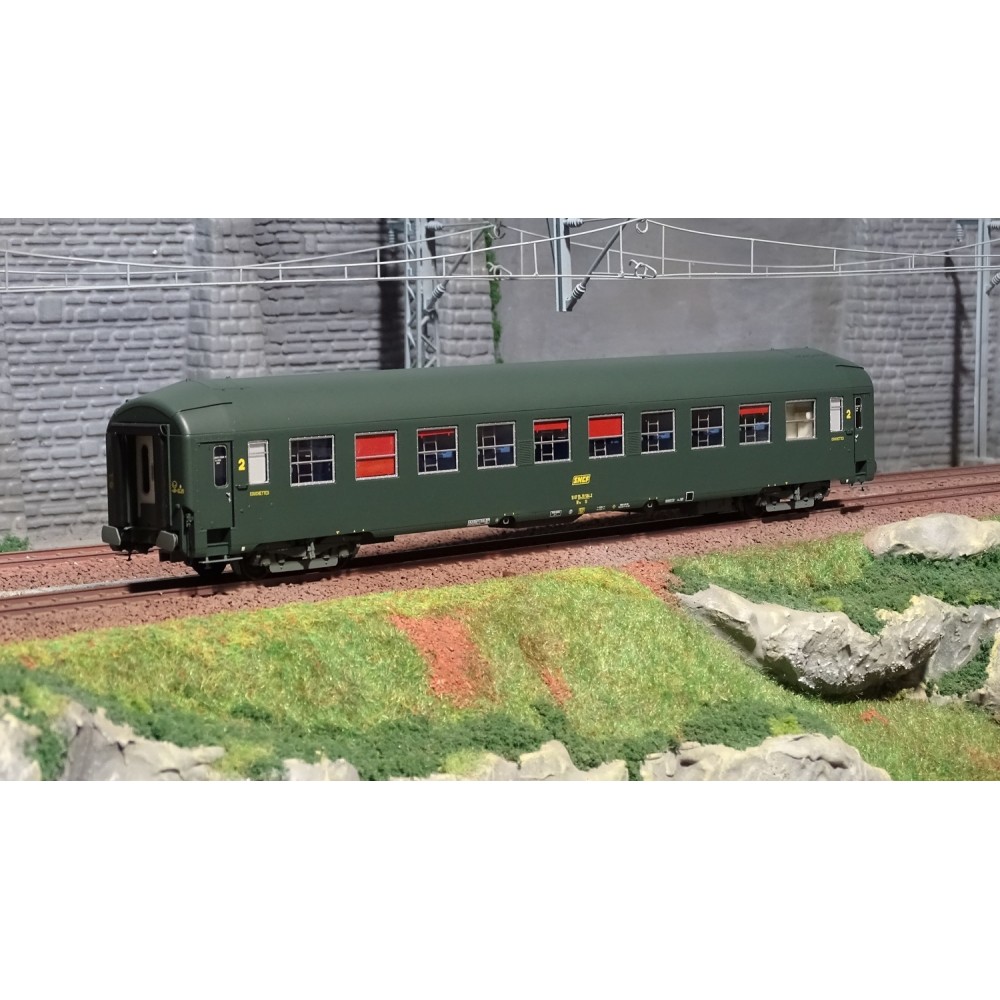Ree Modeles VB225 Voiture voyageurs UIC couchettes, B9, vert 301, logo jaune, toit haut Ree Modeles VB225 Voiture voyageurs UIC couchettes, B9, vert 301, logo jaune, toit haut