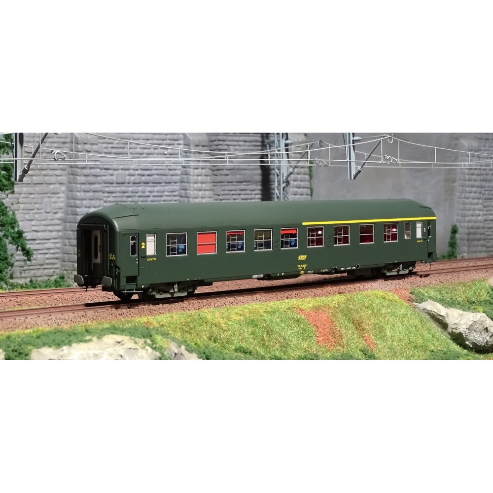 Ree Modeles VB226 Voiture voyageurs UIC couchettes, A4B5, vert 301, logo jaune, toit haut Ree Modeles VB226 Voiture voyageurs UIC couchettes, A4B5, vert 301, logo jaune, toit haut