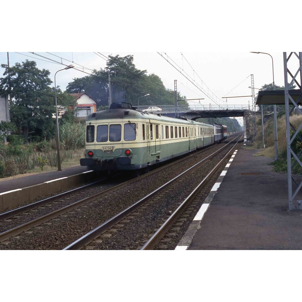Jouef HJ2386 Autorail diesel X 2700 à 2 voitures, SNCF, livré vert et jaune Jouef HJ2386 Autorail diesel X 2700 à 2 voitures, SNCF, livré vert et jaune